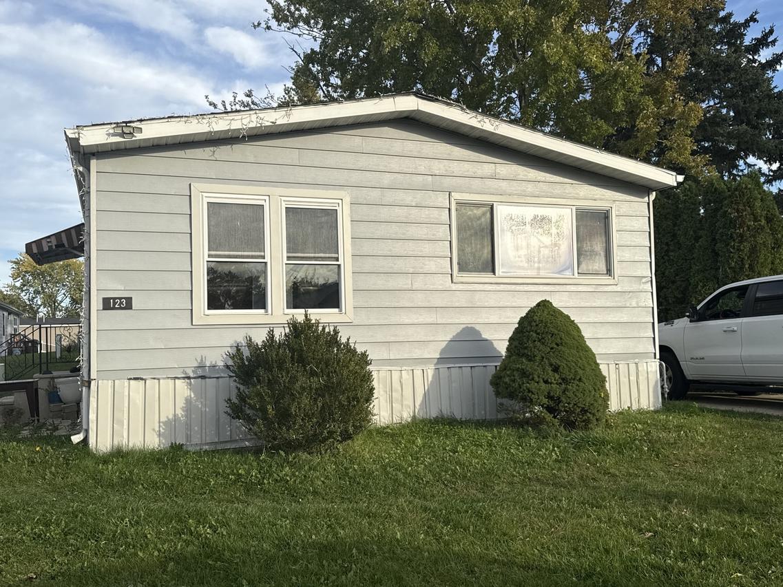 123 Knollwood Cir., Matteson, IL 60443