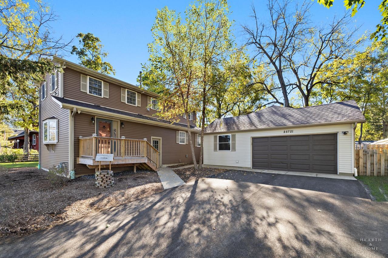 25721 W Lakeview Ave., Wauconda, IL 60084