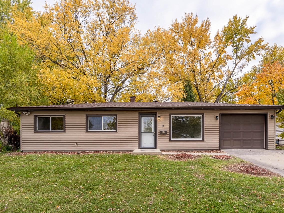418 Tanglewood Dr., Streamwood, IL 60107