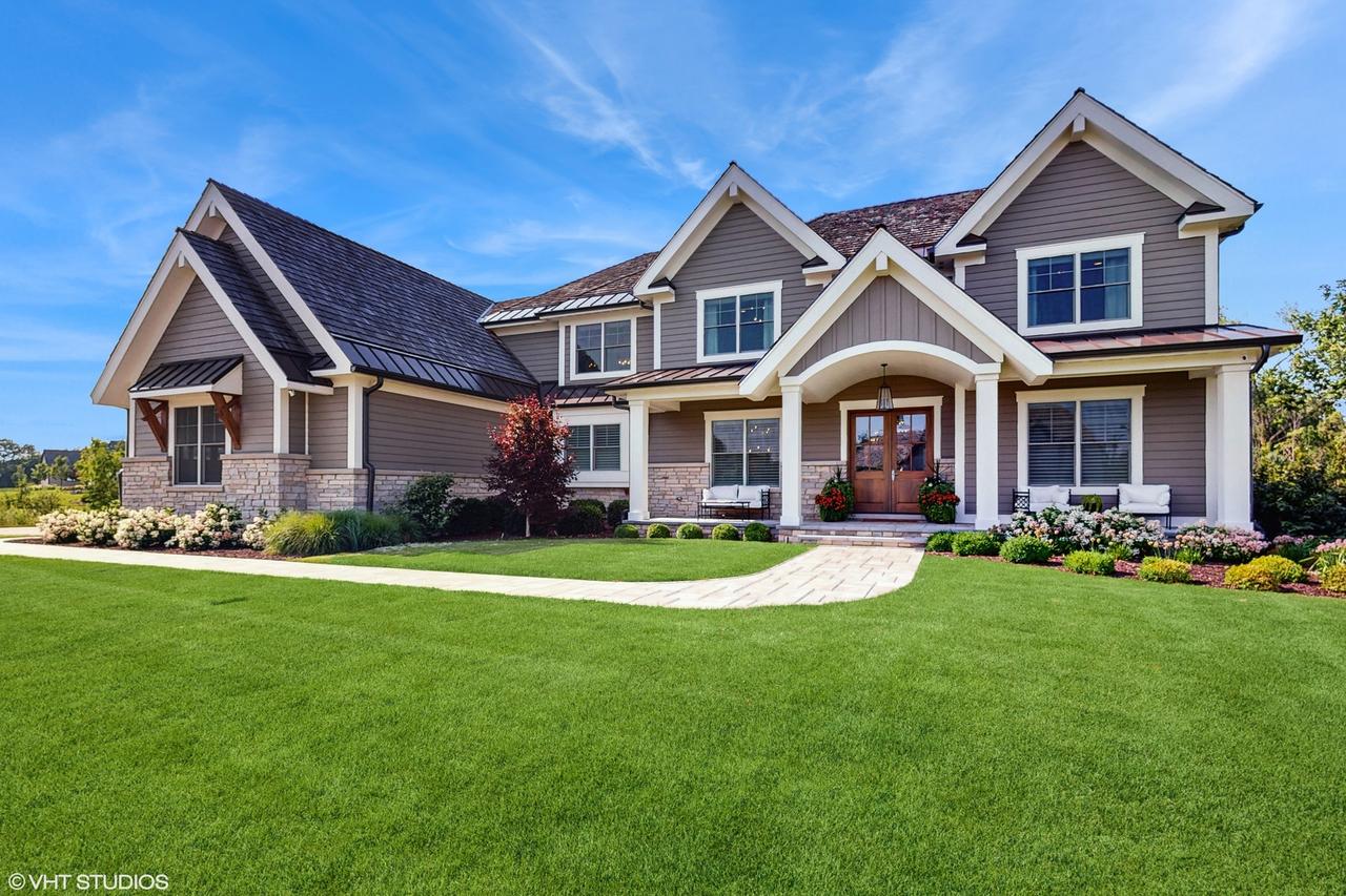 305 Briarwood Ln., Lincolnshire, IL 60069