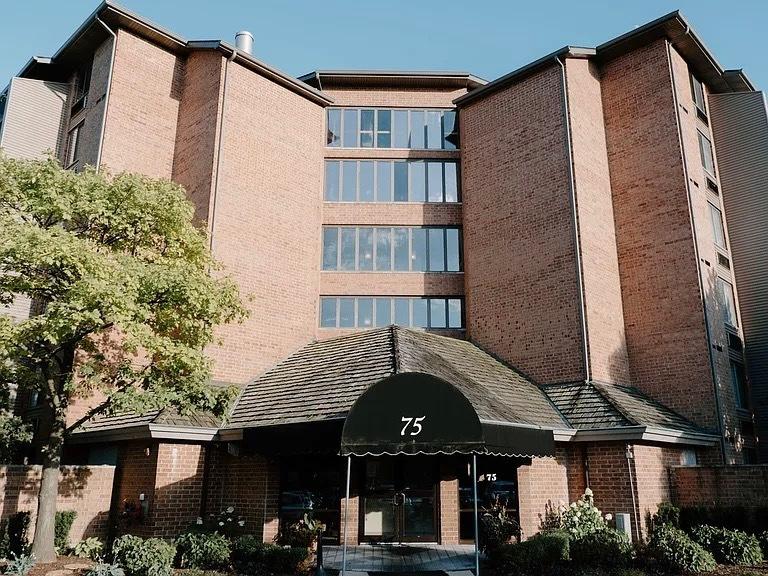 75 Kristin Cir. #126, Schaumburg, IL 60195
