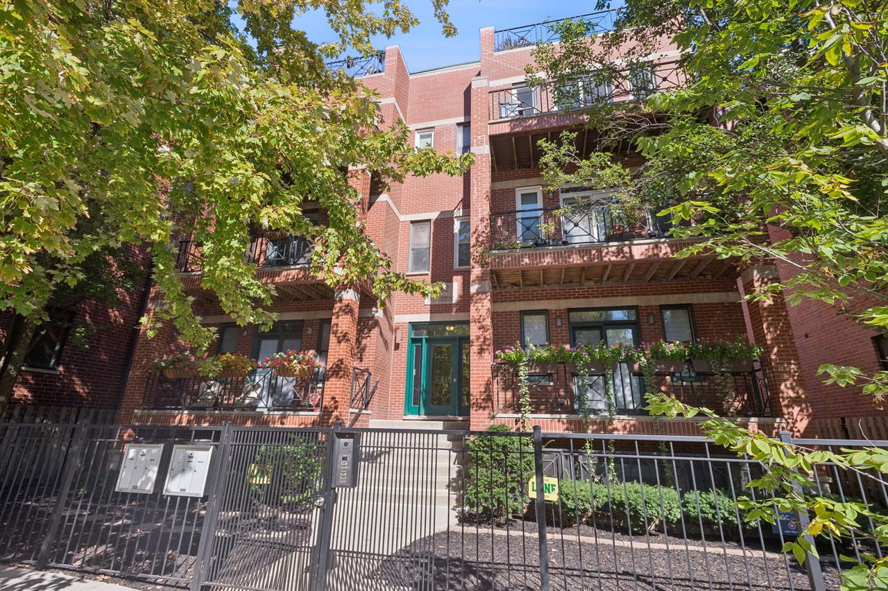 2702 W Montrose Ave. #1E, Chicago, IL 60618