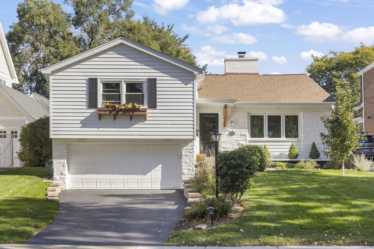 211 Crest Rd., Glen Ellyn, IL 60137