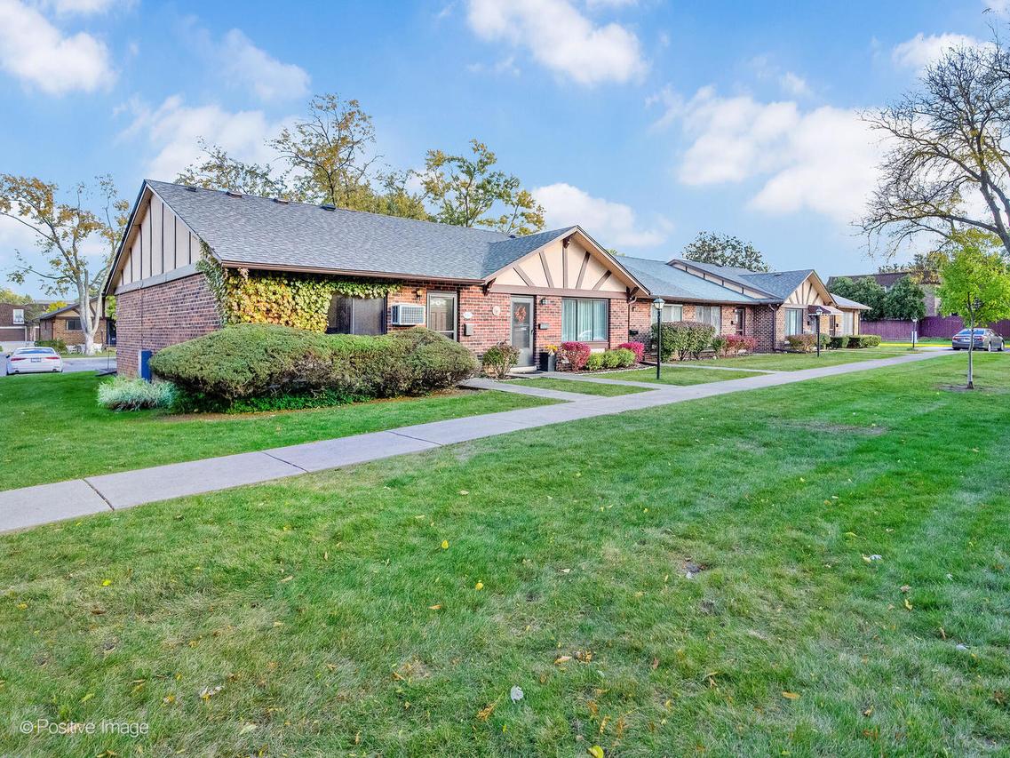 1S265 Dillon Ln., Villa Park, IL 60181