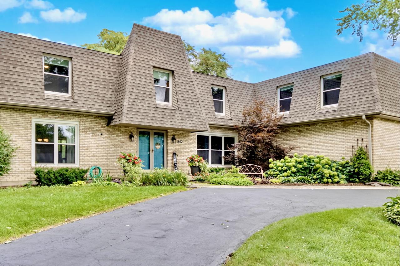 842 Winmoor Dr., Sleepy Hollow, IL 60118