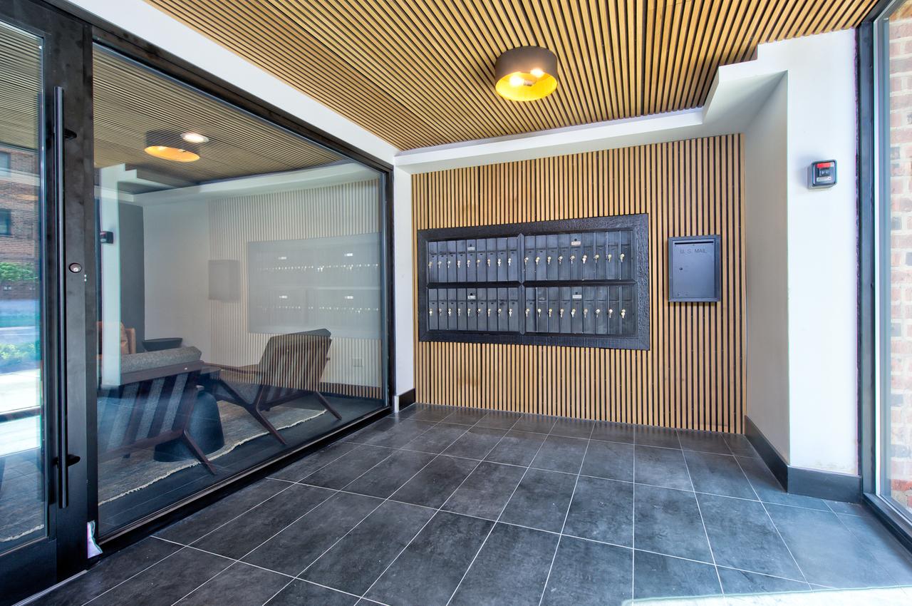 9396 Landings Ln. #204, Des Plaines, IL 60016