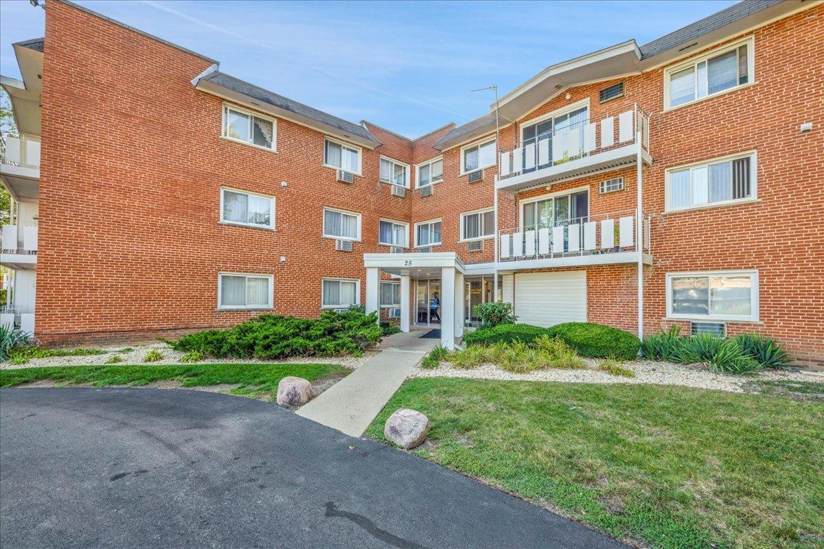 25 E Palatine Rd. #303, Arlington Heights, IL 60004