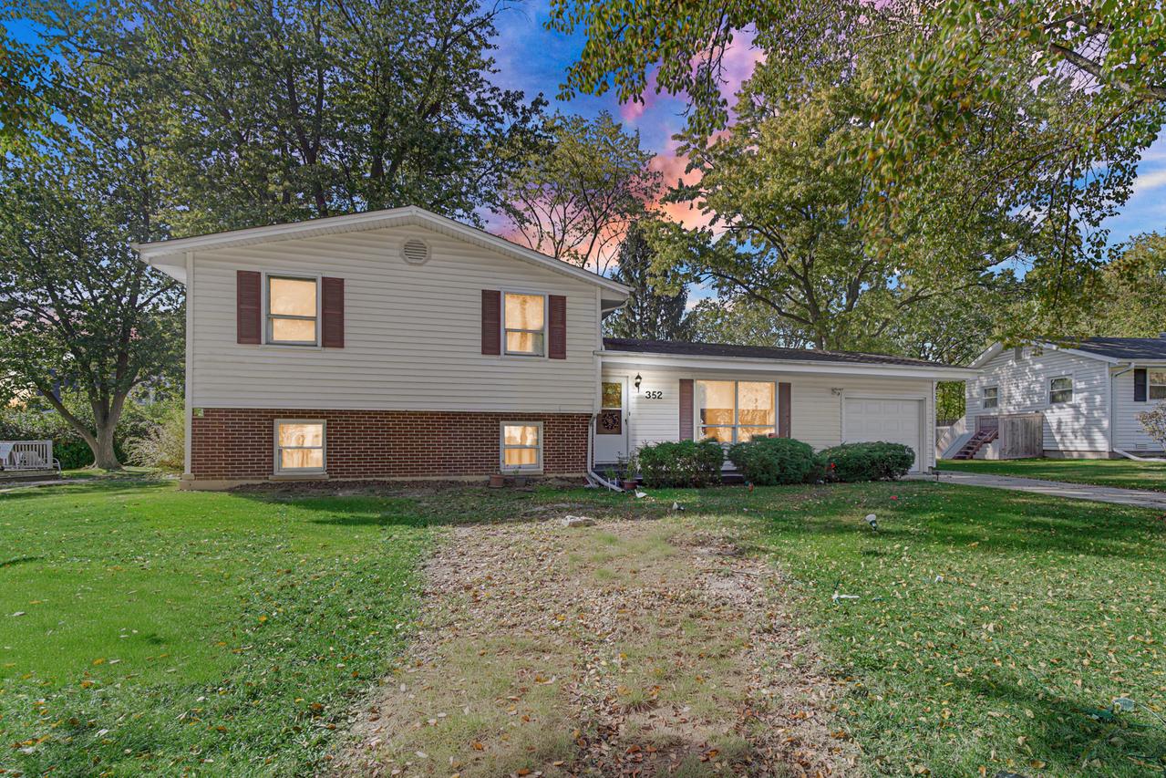 352 Sioux Ln., Carol Stream, IL 60188