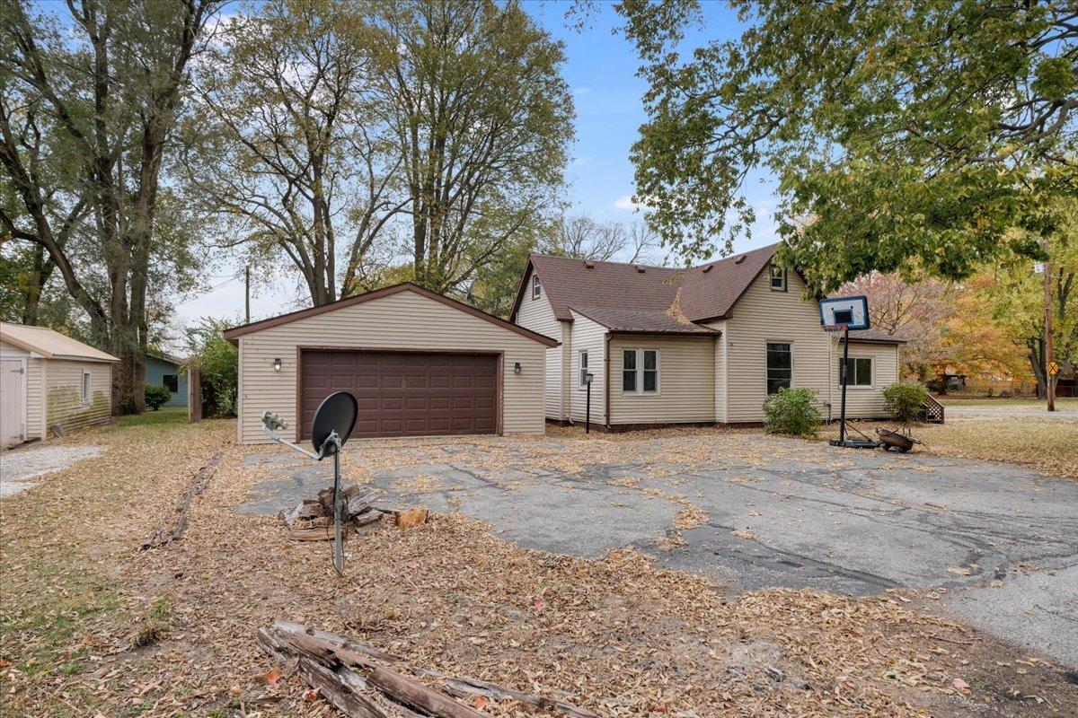 819 E Center St., Monticello, IL 61856