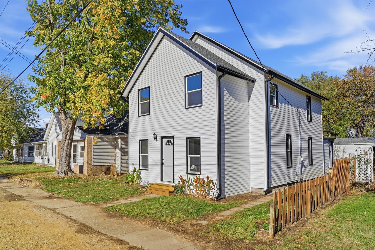1213 W Fourth St., Dixon, IL 61021