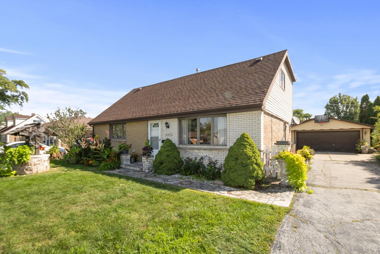 8907 Saratoga Dr., Bridgeview, IL 60455