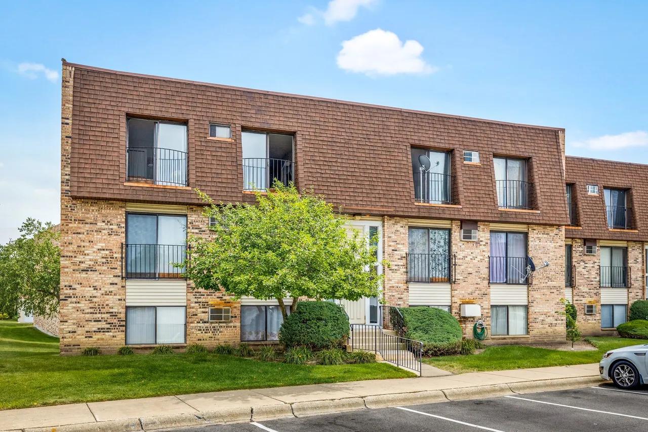 175 N Waters Edge Dr. #201, Glendale Heights, IL 60139
