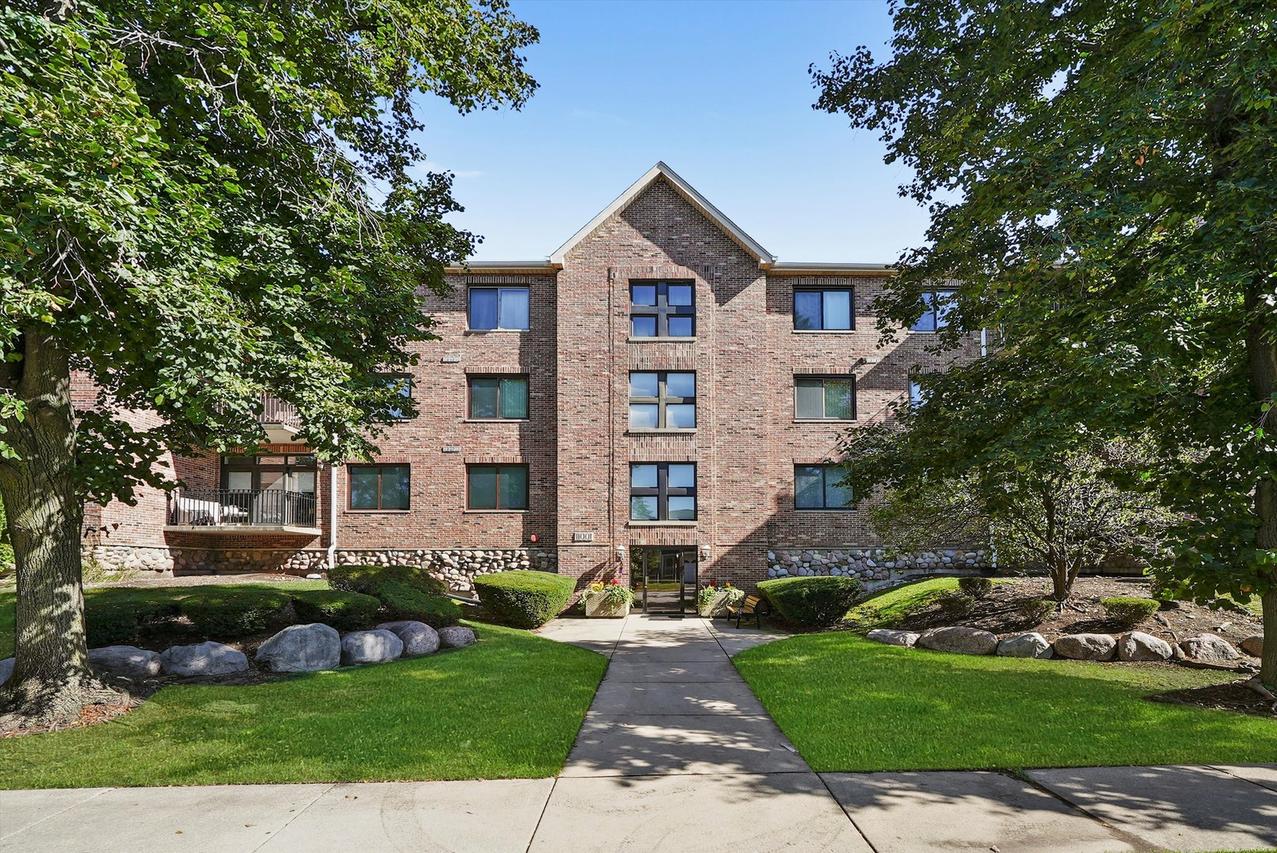 11001 Deblin Ln. #203, Oak Lawn, IL 60453