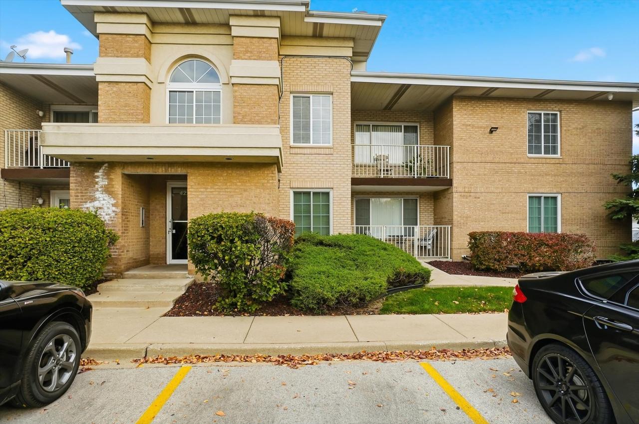 4223 W 76th St. #204, Chicago, IL 60652