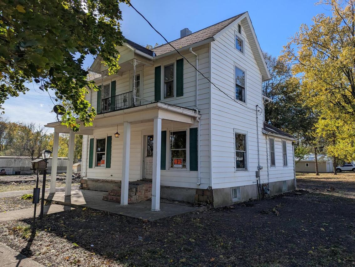 320 S 5th St., Sheldon, IL 60966