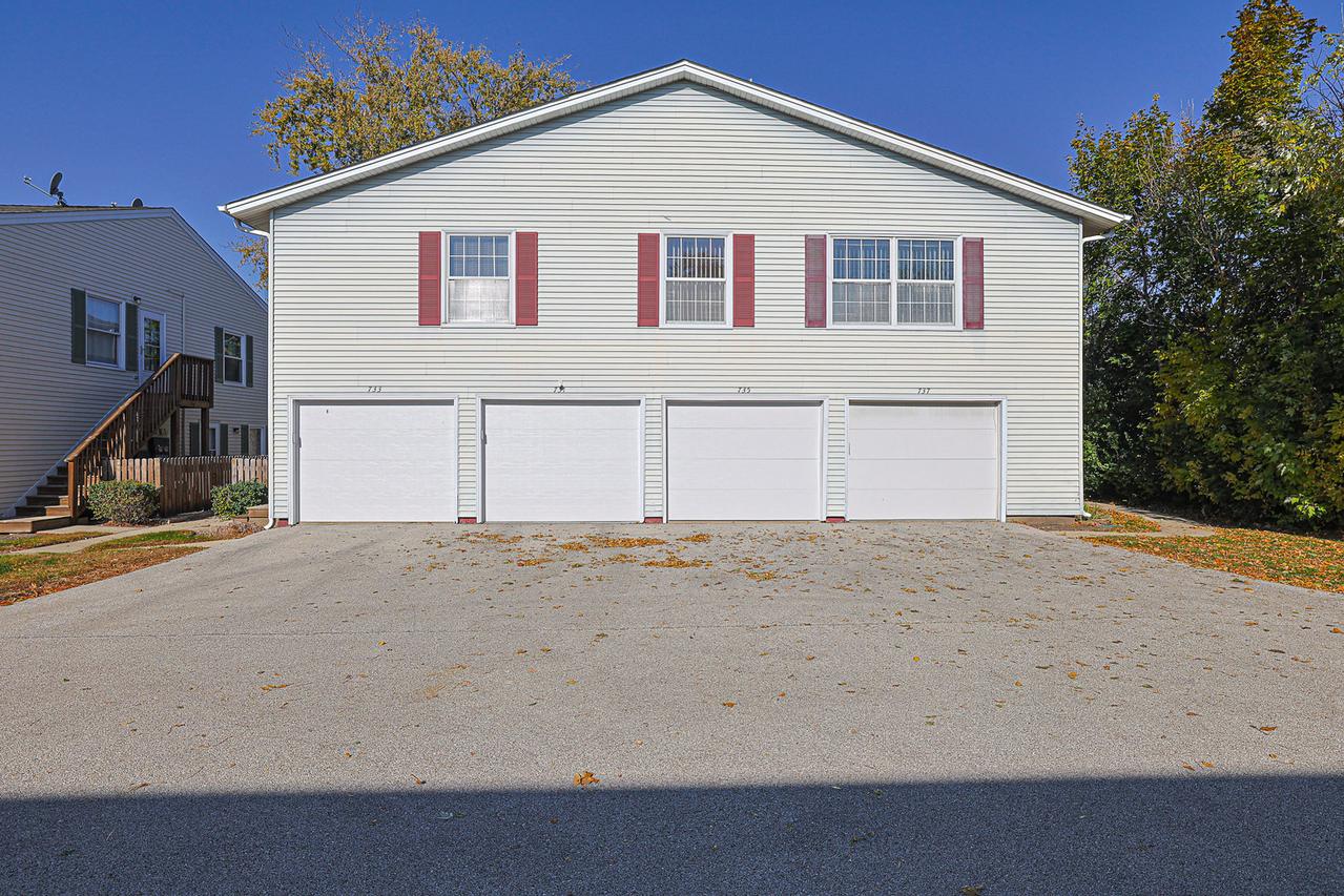 737 Wellington Ave., Elk Grove Village, IL 60007