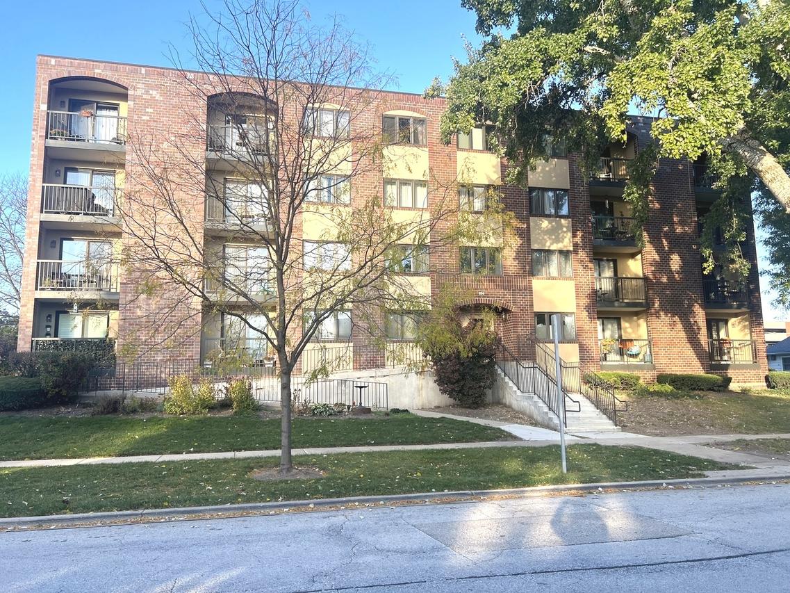 104 N Pine Ave. #302, Arlington Heights, IL 60004