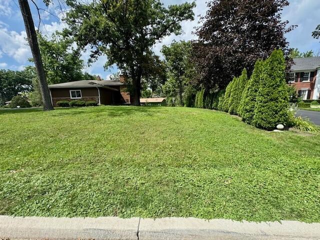 37 E Cambridge Dr., Oak Brook, IL 60523