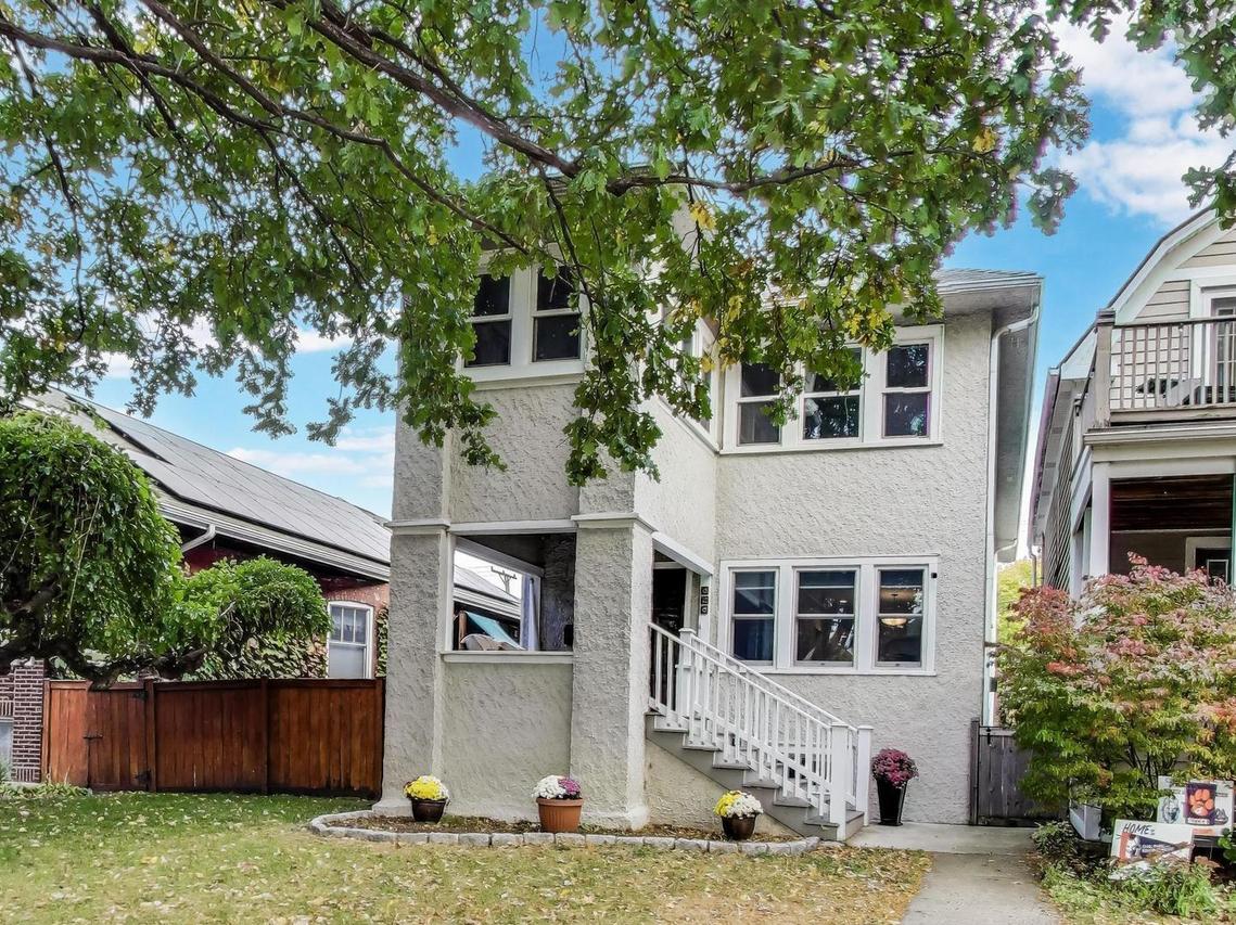 828 Wesley Ave., Oak Park, IL 60304