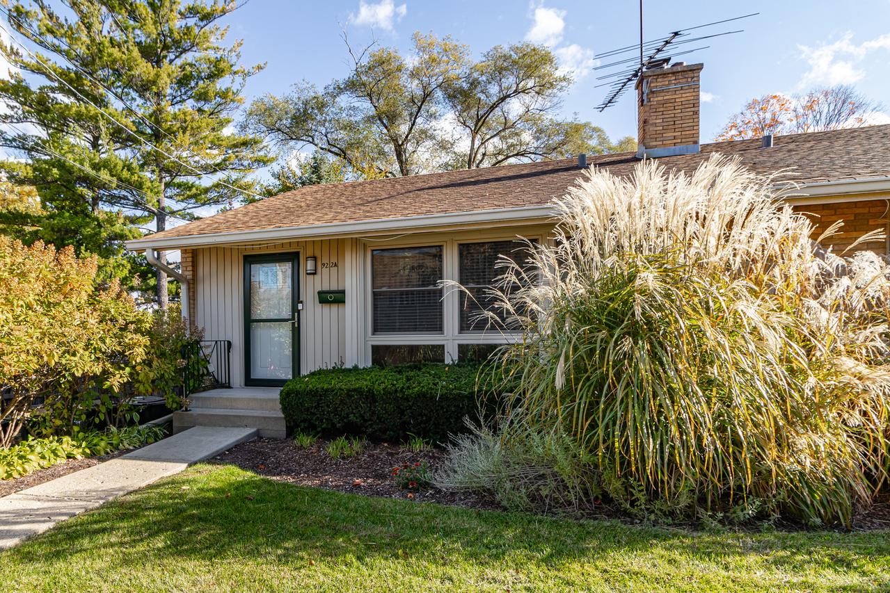 922 N Milwaukee Ave. #A, Libertyville, IL 60048