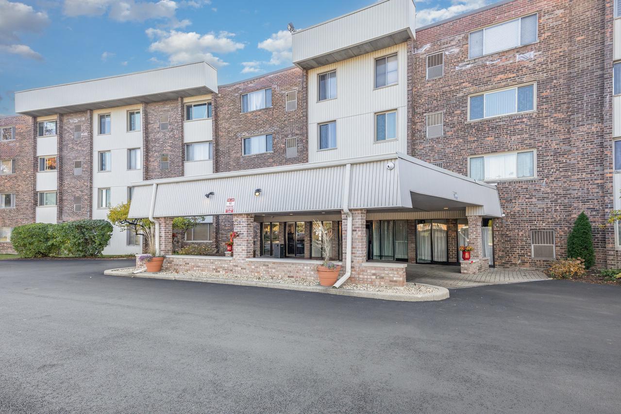 841 N York Rd. #101, Elmhurst, IL 60126