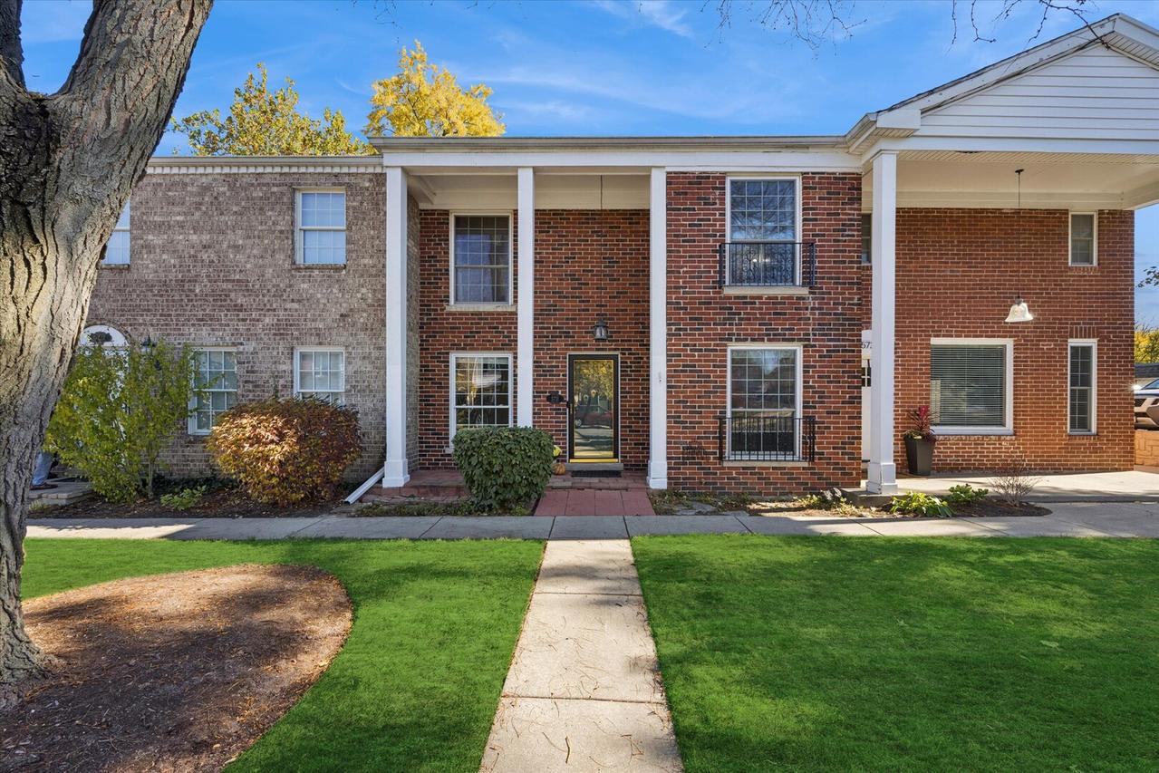 5731 Sutton Pl., Hinsdale, IL 60521