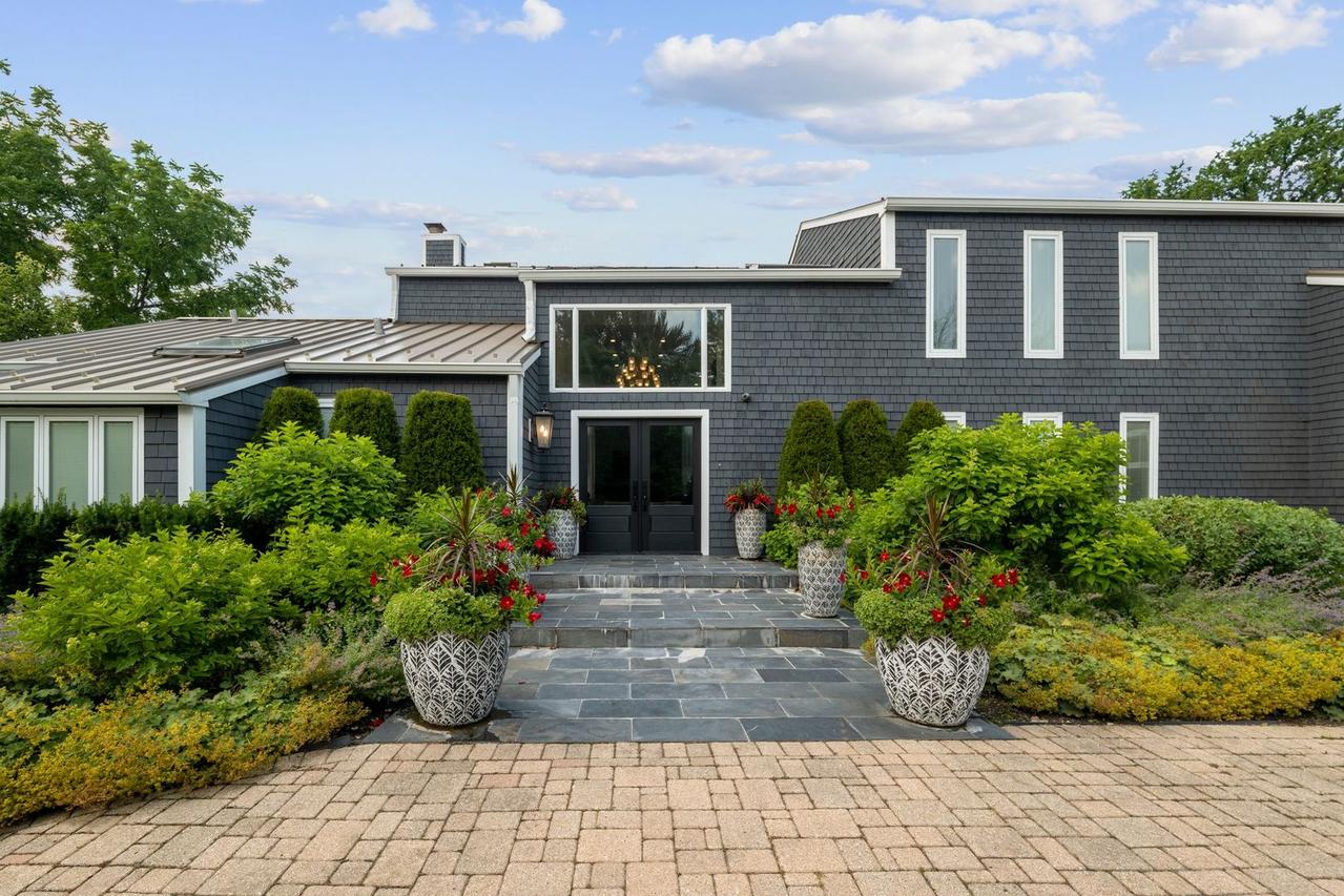 620 W Old Elm Rd., Lake Forest, IL 60045