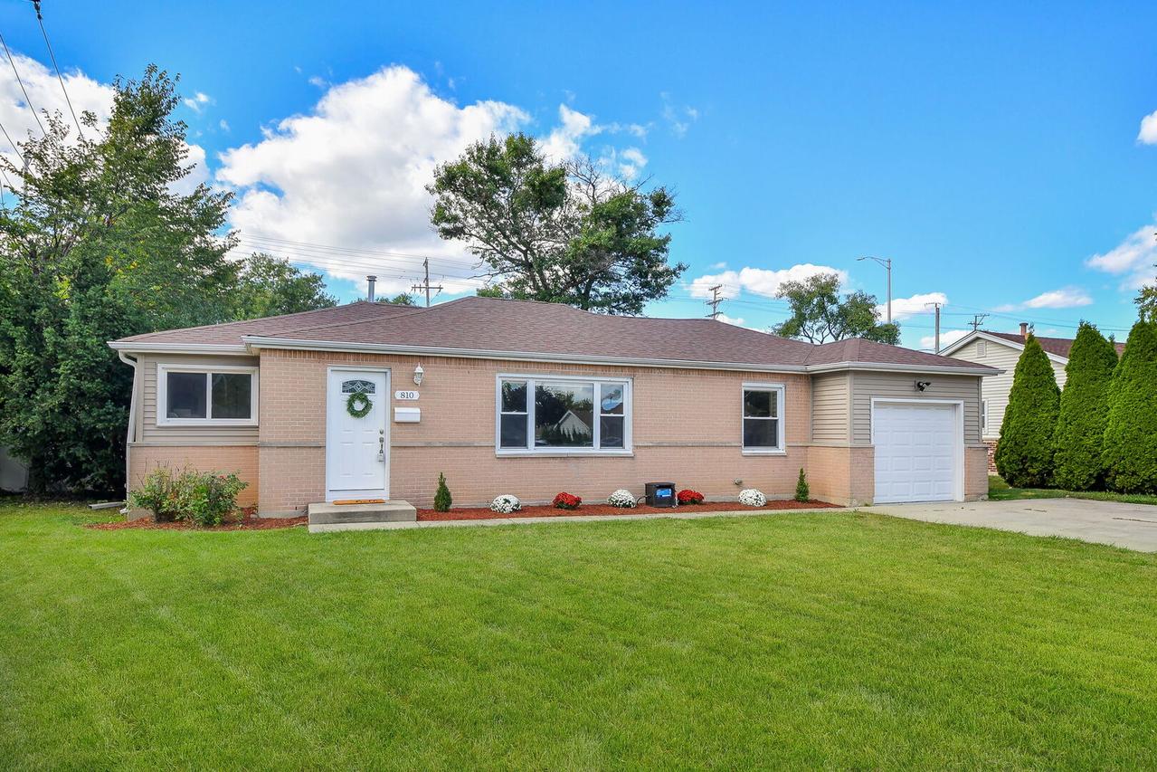810 Cumberland St., Hoffman Estates, IL 60169