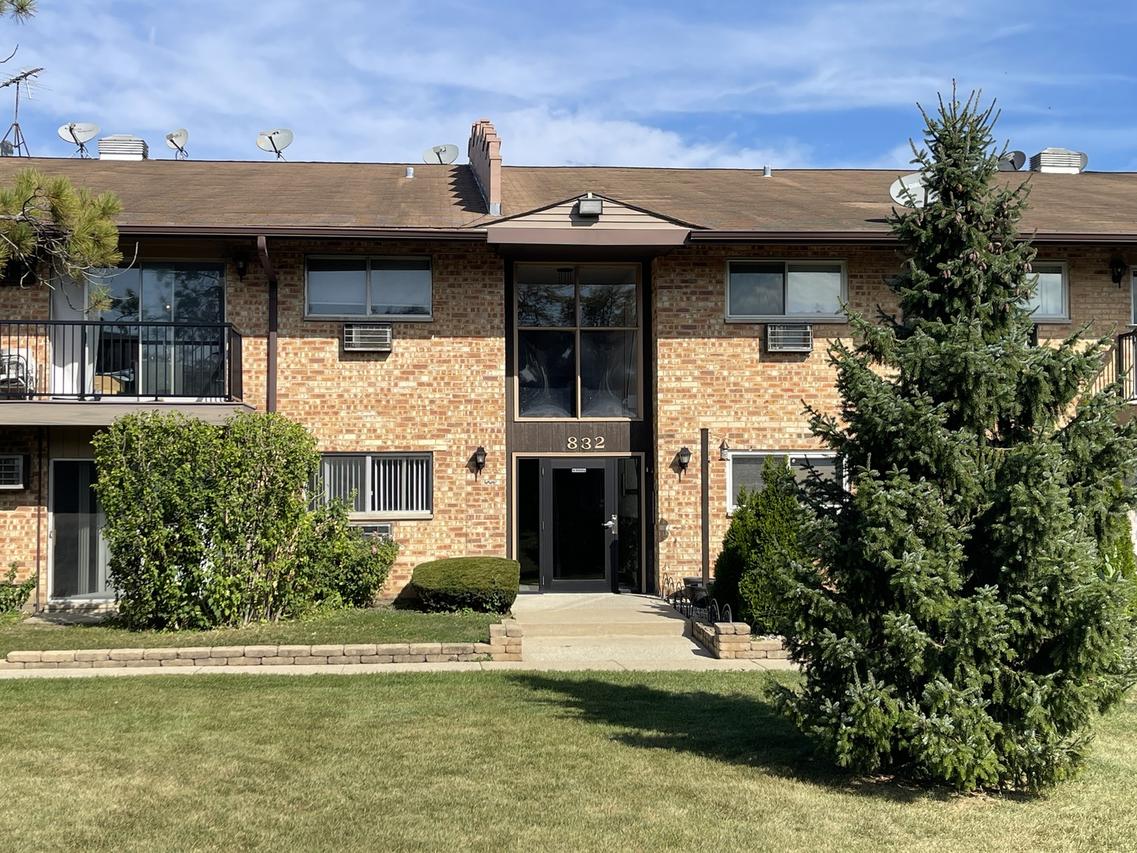 832 E Old Willow Rd. #106, Prospect Heights, IL 60070