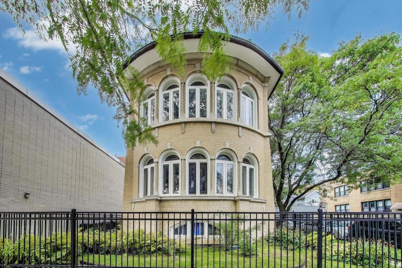 2700 W Carmen Ave., Chicago, IL 60625