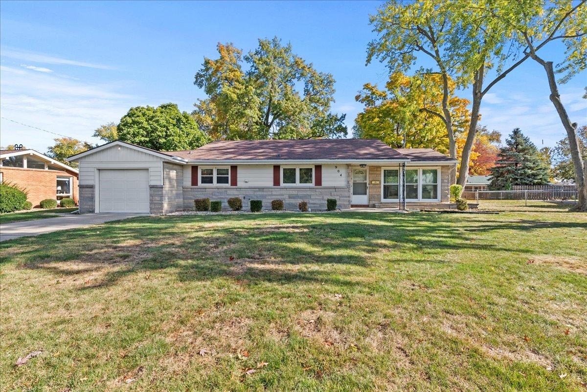 904 Snyder Dr., Bloomington, IL 61701