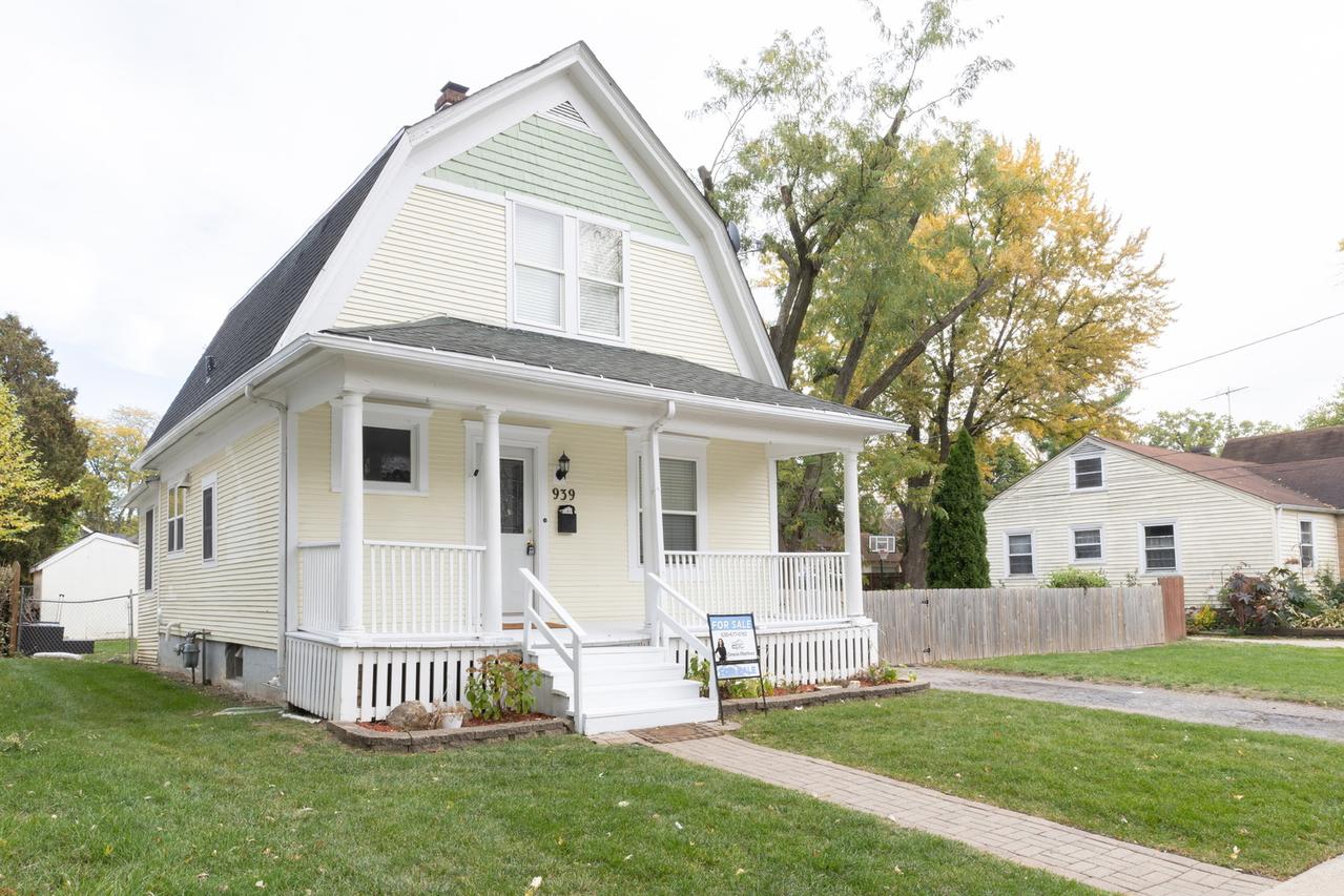 939 Saint John St., Elgin, IL 60120