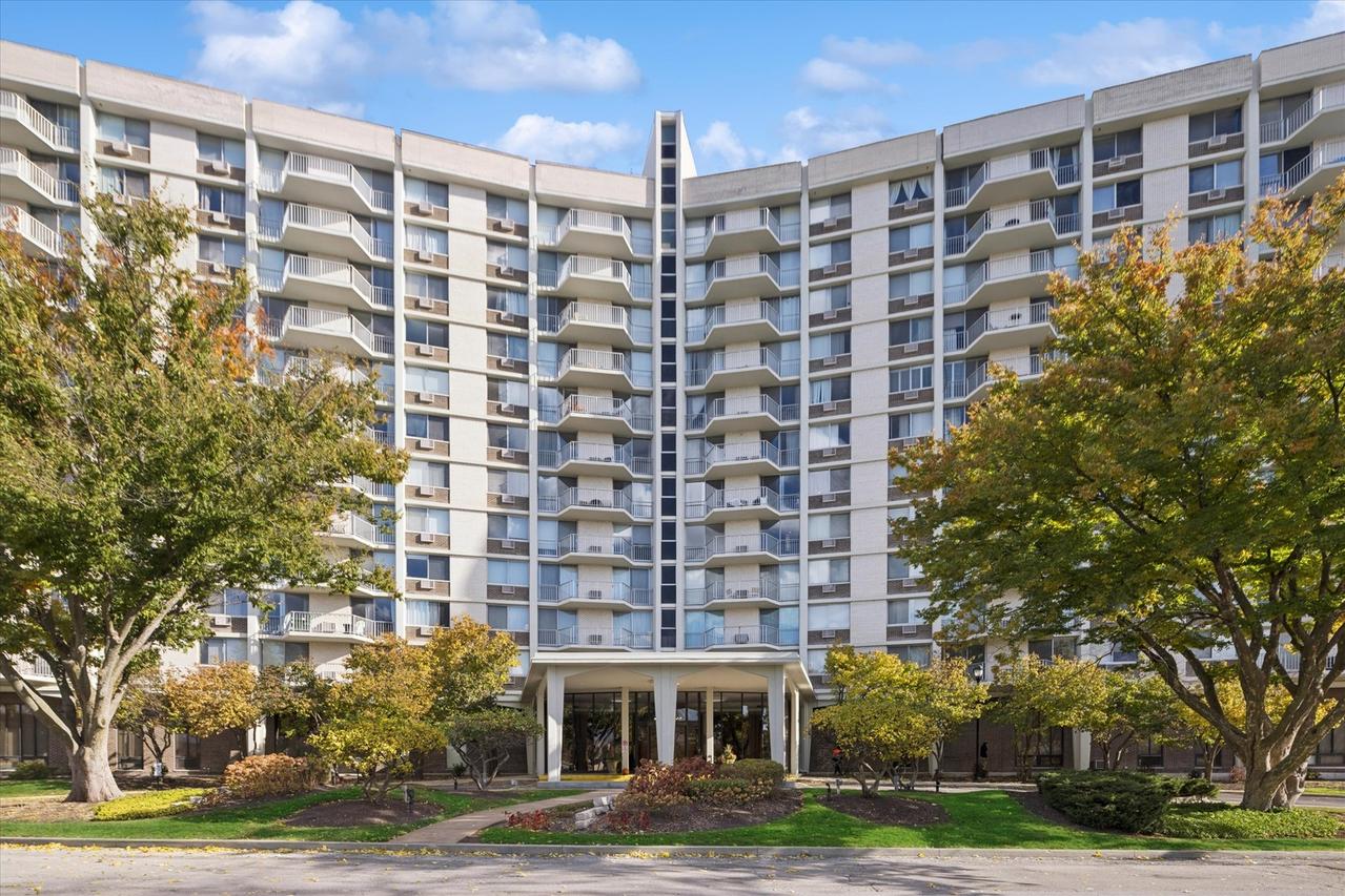 20 N Tower Rd. #12L, Oak Brook, IL 60523