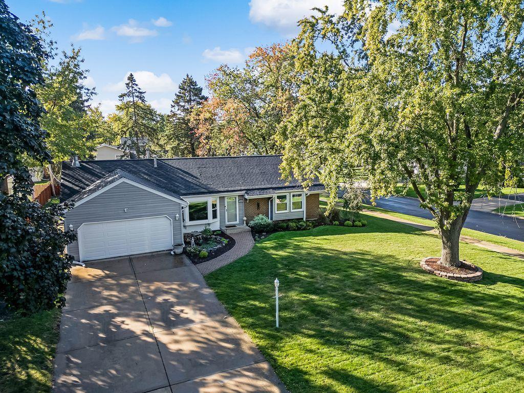 332 El Paso Ln., Carol Stream, IL 60188