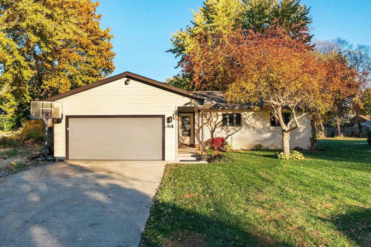 54 Clarece Tr., Lake Holiday, IL 60552