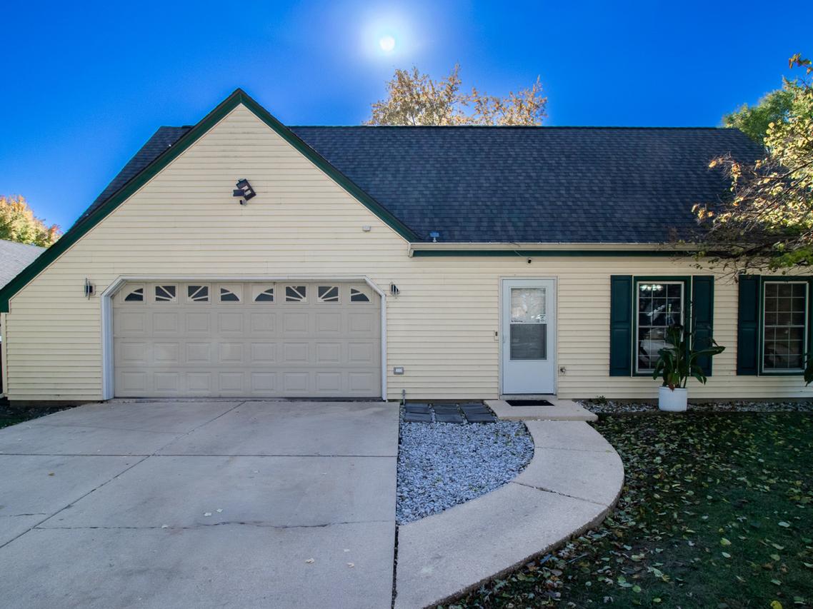 215 Fernwood Rd., Montgomery, IL 60538