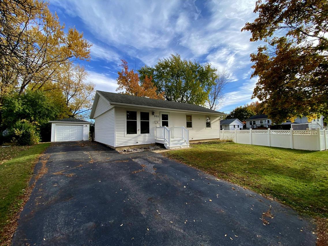 311 W Kennedy Dr., Streamwood, IL 60107