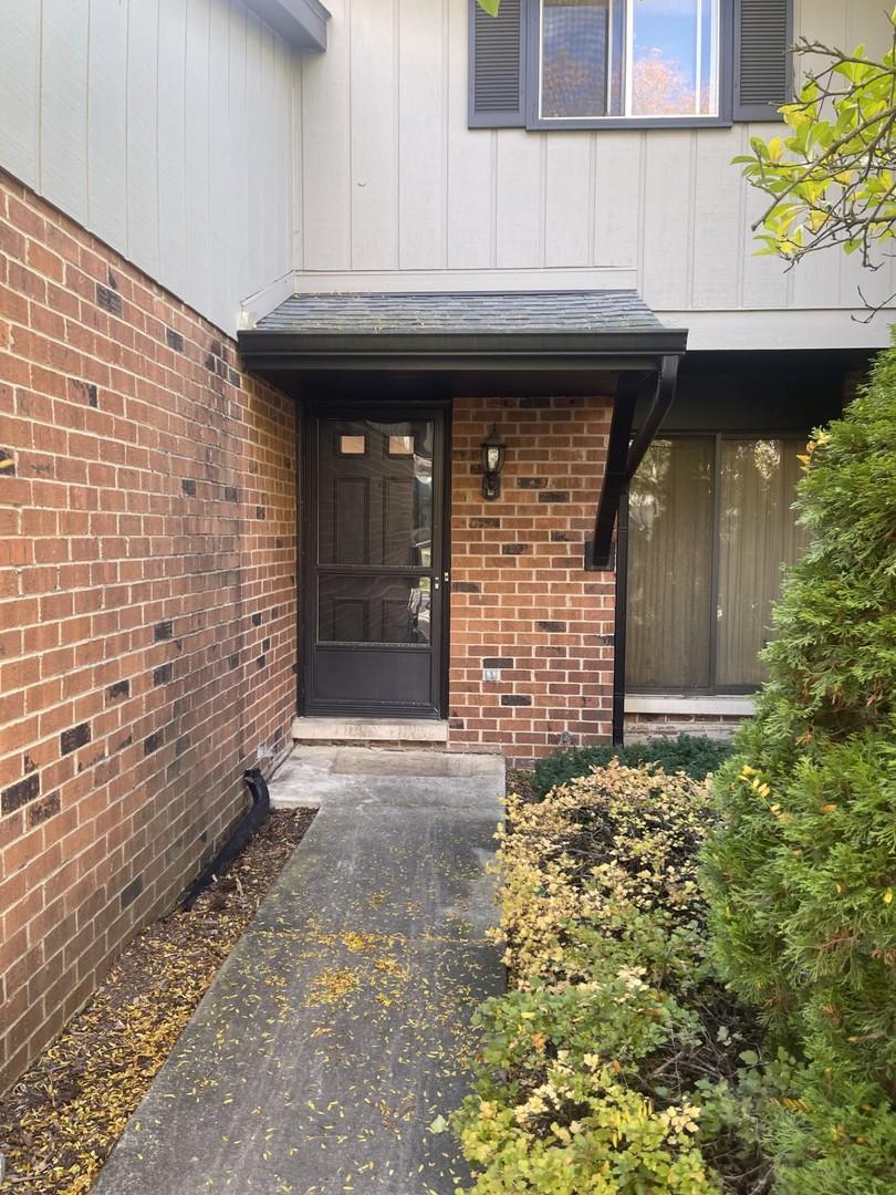 1026 Briarcliffe Blvd., Wheaton, IL 60189