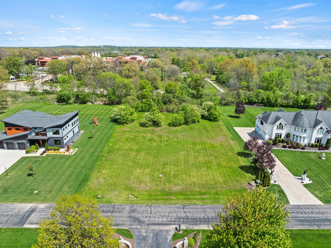 4N707 White Oak Ln., Wayne, IL 60184