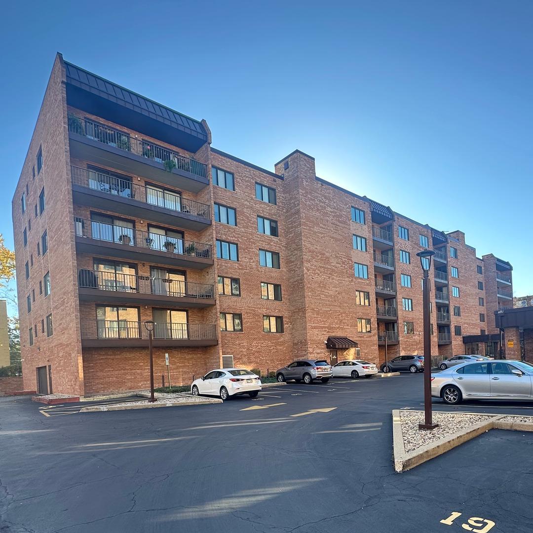 905 Center St. #208, Des Plaines, IL 60016