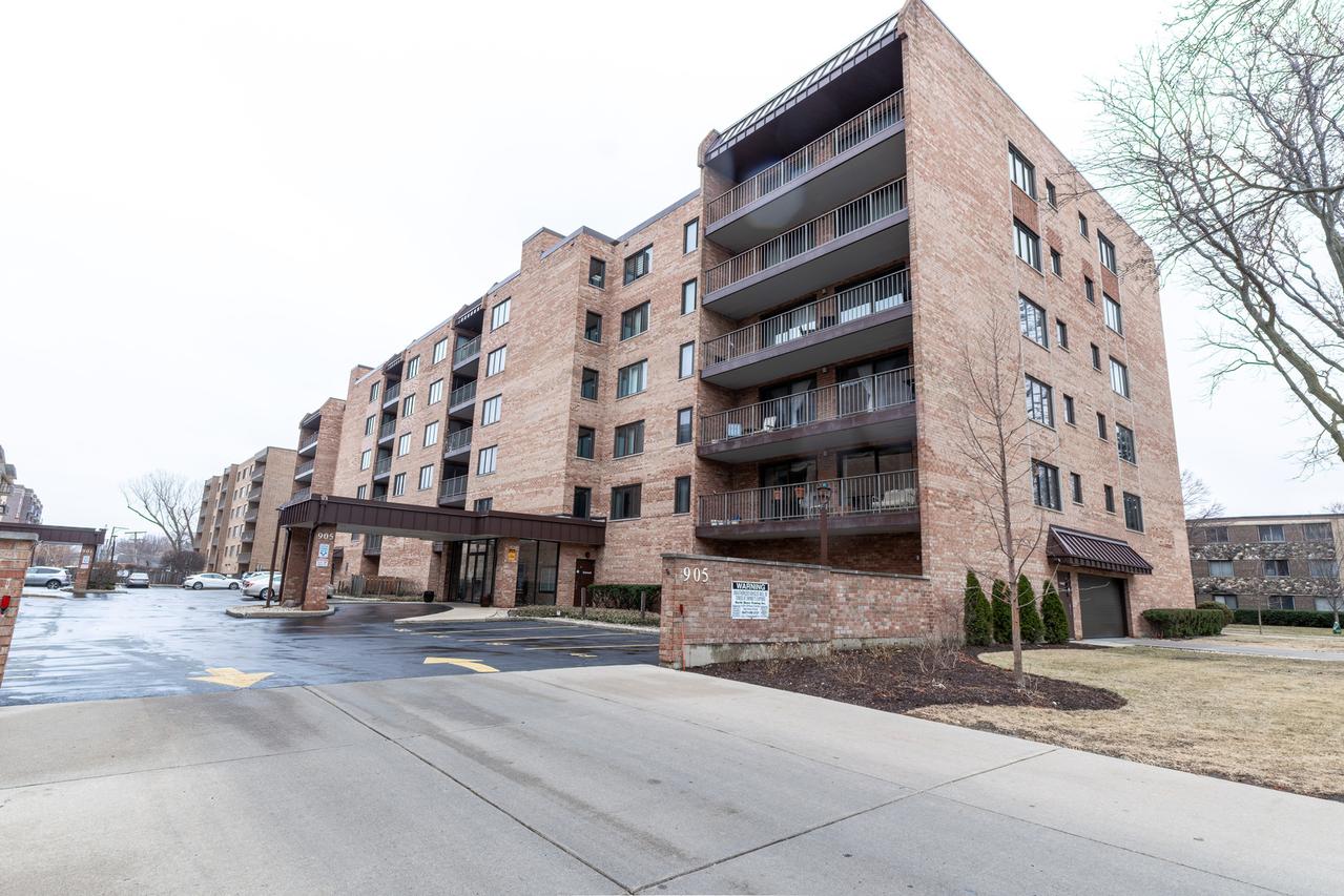 905 Center St. #208, Des Plaines, IL 60016