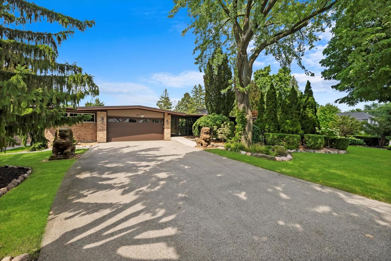 824 W Dorset Ave., Palatine, IL 60067