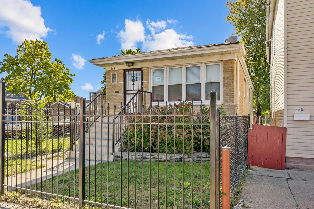 245 W 43rd St., Chicago, IL 60609