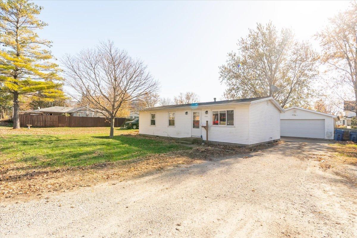 706 W Wall St., Lexington, IL 61753