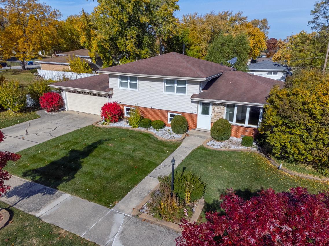 8142 W 90th St., Hickory Hills, IL 60457