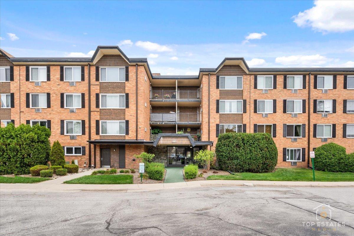 1227 S Old Wilke Rd. #201, Arlington Heights, IL 60005