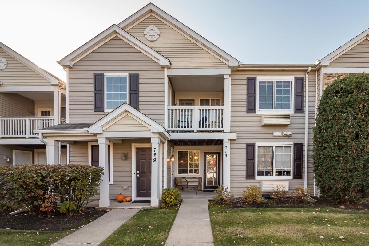 713 Silverstone Dr., Carpentersville, IL 60110