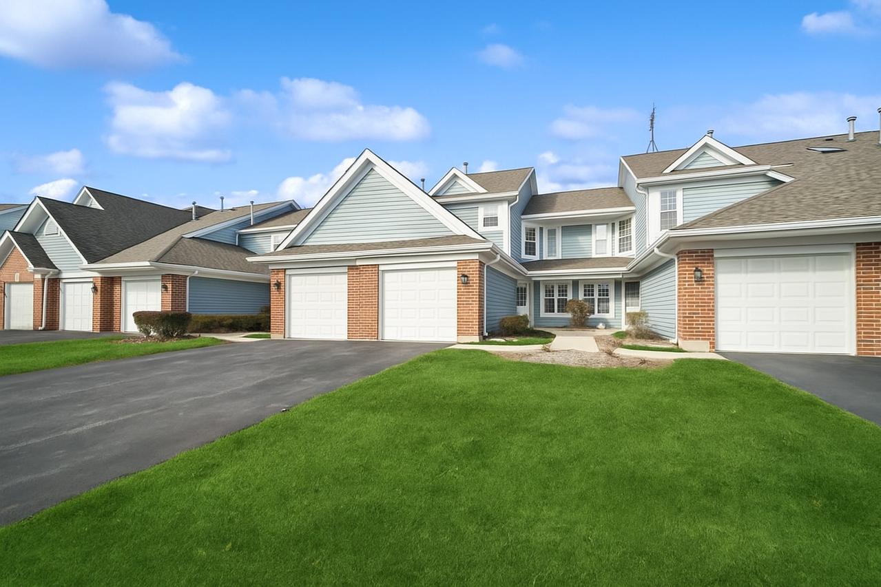 216 Winnsboro Ct. #A, Schaumburg, IL 60193