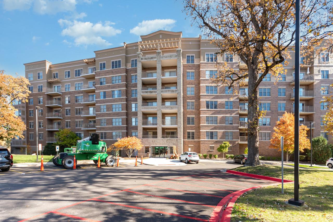 125 Lakeview Dr. #609, Bloomingdale, IL 60108