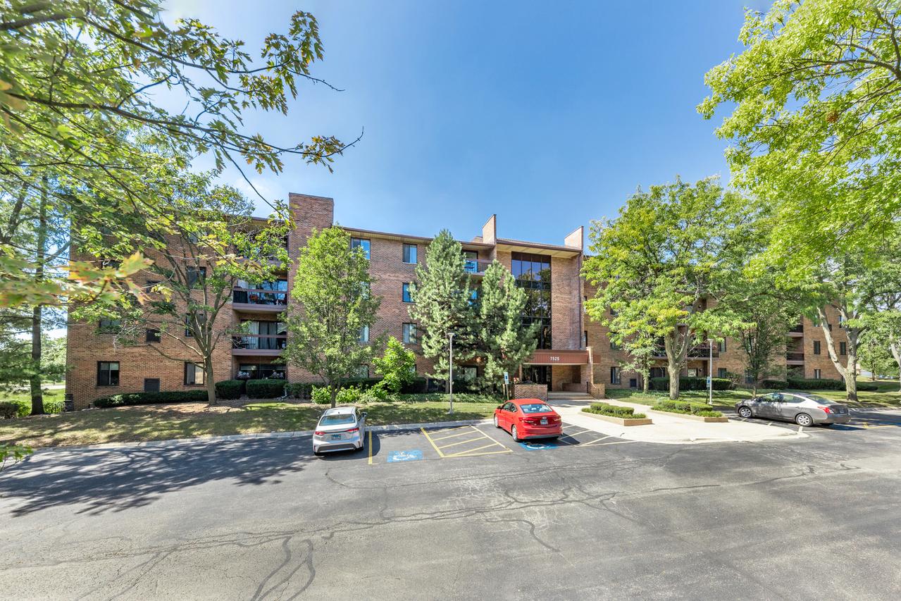 7525 Nantucket Dr. #210, Darien, IL 60561